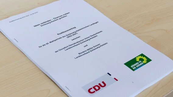 Eine Kopie des Koalitionsvertrages von CDU und Grünen in Schleswig-Holstein liegt auf einem Tisch. © Frank Molter 