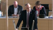CDU-Fraktionsvorsitzender Tobias Koch steht am Rednerpult im Kieler Landtag und hält eine Rede. © NDR 