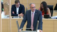 CDU-Fraktionsvorsitzender Tobias Koch steht am Rednerpult im Kieler Landtag und hält eine Rede. © NDR 