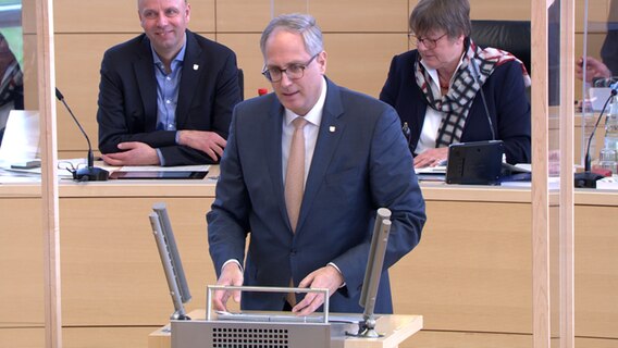Tobias Koch (CDU) spricht im Kieler Landtag.  