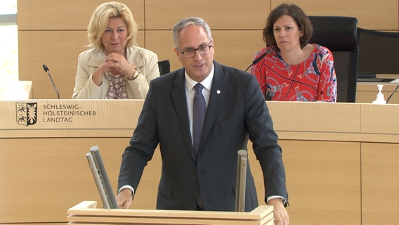 Tobias Koch (CDU) spricht bei der Aktuellen Stunde im Landtag © NDR 