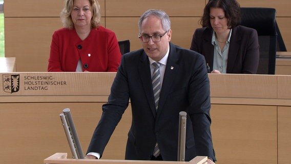 Tobias Koch (CDU) spricht bei der Aktuellen Stunde im Landtag © NDR 