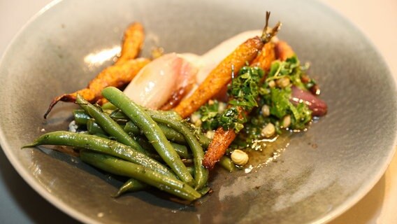 Auf einem Teller sind angerichtet: Champignons, gegrillte Karotten, grüne Bohnen und Schmorzwiebeln. © NDR Foto: Julian Marxen
