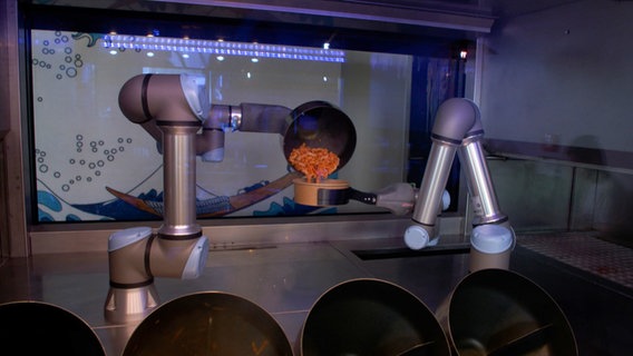 Ein Kochroboter in Grömitz bereitet ein Essen zu. © NDR 