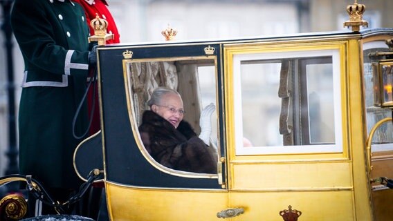 Königin Margrethe II von Dänemark winkt lächelnd aus einer Kutsche. © picture alliance/dpa/Ritzau Scanpix Foto/AP | Emil Nicolai Helms 