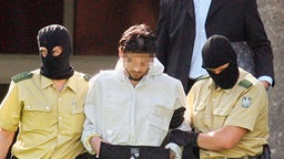 Der Terrorverdächtige Youssef Mohamad al-H. in Begleitung von Polizeibeamten © dpa/picture-alliance 
