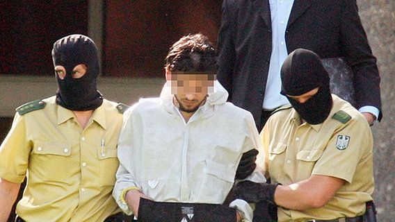 Der Terrorverdächtige Youssef Mohamad al-H. in Begleitung von Polizeibeamten © dpa/picture-alliance 