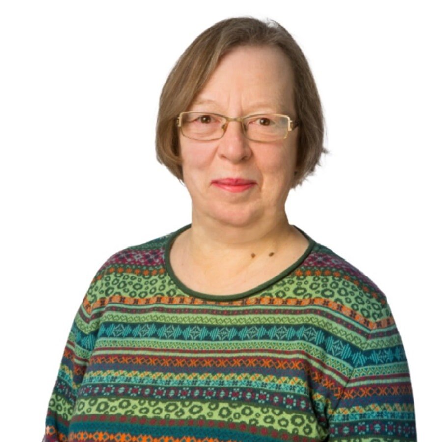 Marianne Kolter (Die Linke) lächelt in die Kamera.  