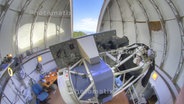 Verschiedene Geräte stehen in einer astronomischen Forschungsstation ©  Rotat C95 Station - Stiftung für Astronomie 