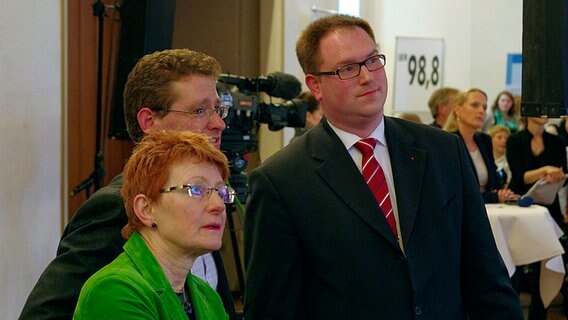 (v.l.) Thorsten Fürter (Die Grünen), Silke Mählenhoff (Die Grünen) sowie Jan Lindenau (SPD) © NDR Foto: Andreas Diekötter