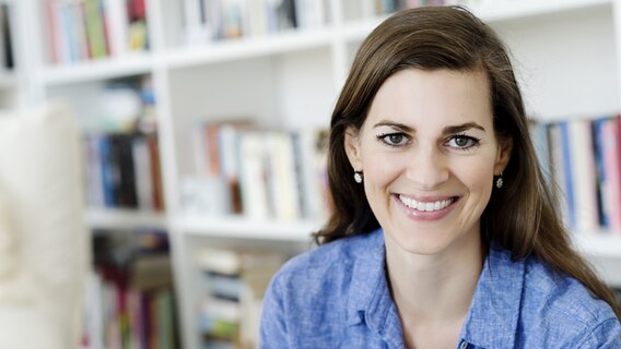 Dr. Sandra Konrad lächelt in die Kamera. © Kirsten Nijhof Foto: Kirsten Nijhof