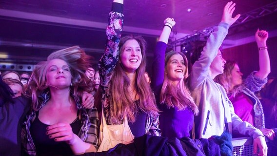 Zuschauerinnen tanzen während eines Konzerts. © Imago Images Foto: Imago Images / Pop-Eye