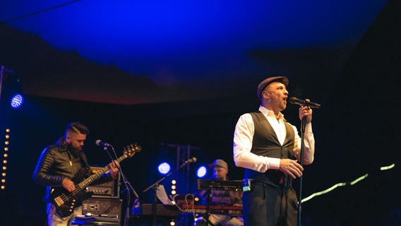 Max Mutzke singt beim Konzert gegen Kälte in Kiel. © NDR Foto: Yosua Pandelaki