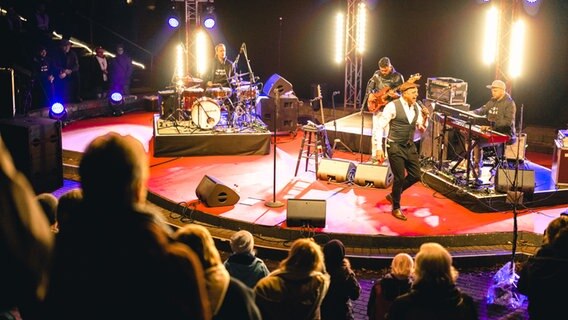 Max Mutzke performt auf der Freilichtbühne Krusenkoppel in Kiel beim Konzert gegen Kälte. © NDR Foto: Yosua Pandelaki