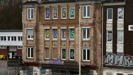 Altes mit Graffitis besprühte Gebäude. © NDR Foto: Berit Ladewig