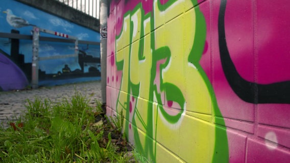 Graffiti einer Postleitzahl an einer Wand © NDR Foto: Berit Ladewig