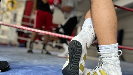 Boxschuhe eines Boxers © NDR Foto: Berit Ladewig