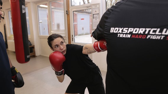Weibliche Boxsportlerin beim Training © NDR Foto: Berit Ladewig