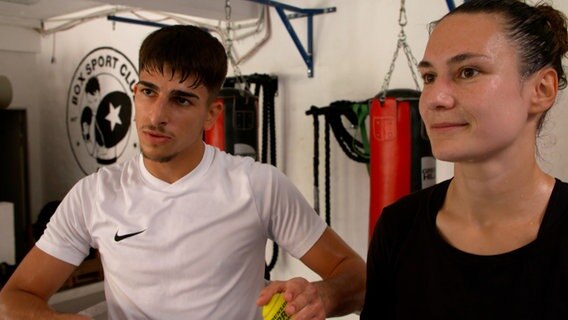 Two teenage boxers are interviewed in the ring.  © NDR 