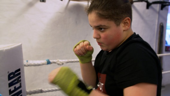 Ein Junge trainiert Boxen. © NDR 
