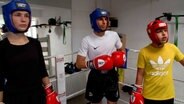 Jugendliche beobachten eine Boxtraining. © NDR 