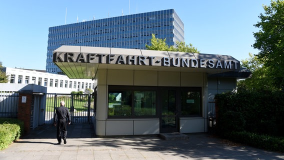 Eingang des Hauptsitzes des Kraftfahrt-Bundesamtes in Flensburg. © dpa Foto: Carsten Rehder