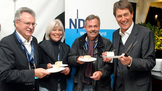 Friedrich-Wilhelm Kramer und das Welle Nord Team essen Kuchen © NDR Foto: NDR
