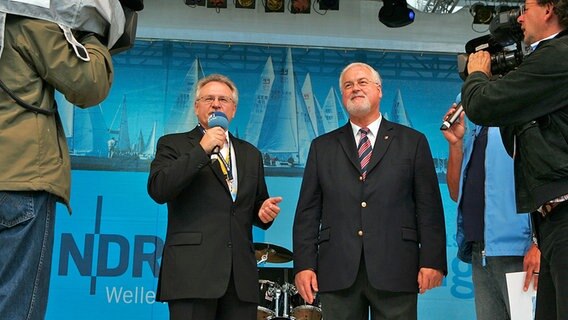 Friedrich-Wilhelm Kramer und Peter Harry Carstensen auf der NDR Bühne © NDR Foto: NDR
