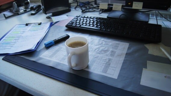 Eine Tasse Kaffee steht vor einem Computer. © NDR Foto: Constantin Gill