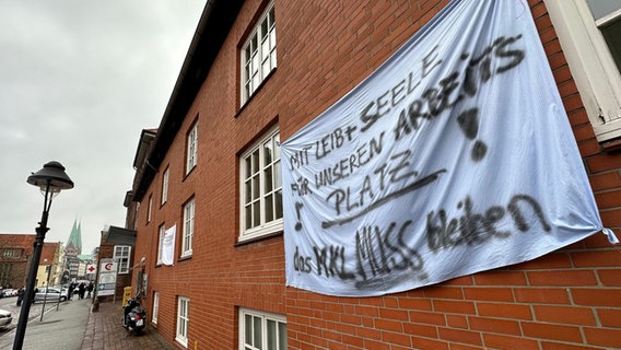 Am Marienkrankenhaus hängt ein Banner mit der Aufrschirft: Mit Leib + Seele für unseren Arbeitsplatz. Das muss bleiben. © NDR Foto: Hauke Bülow