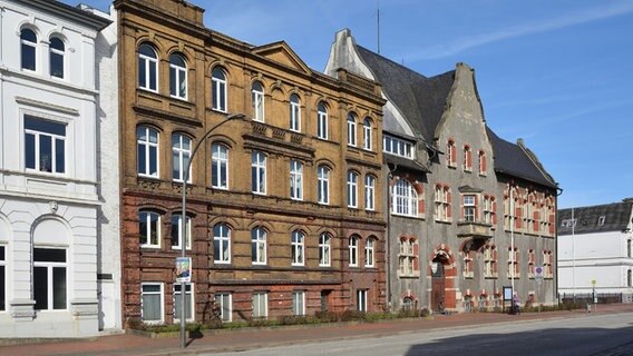 Die vom Kreis Steinburg genutzten Gebäude in der Viktoriastrasse in Itzehoe stehen im Sonnenschein. © Creative Commons Attribution-ShareAlike 4.0 International 