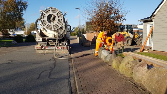 Techniker arbeiten an einem Kanalisation-Rohrbruch in Krempel. © NDR Foto: Jörn Schaar