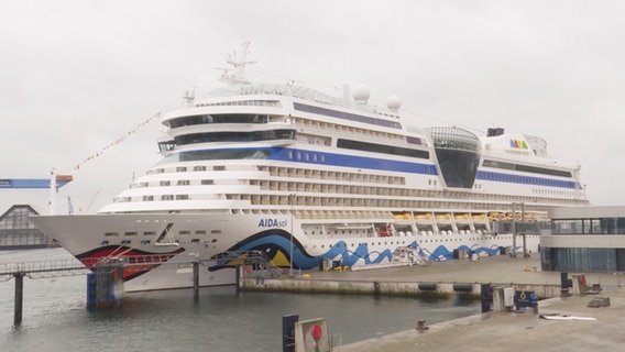 Ein Kreuzfahrtschiff liegt im Kieler Hafen.  Foto: Jens Büttner