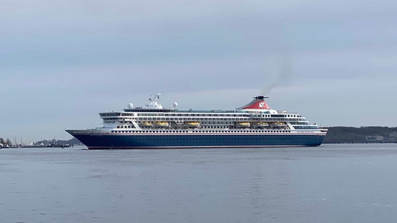 Das britisch-norwegische Kreuzfahrtschiff "Balmoral" fährt in den Kieler Hafen ein. © NDR Foto: Andre Schnoor