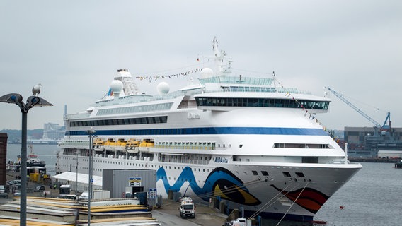 Das Kreuzfahrtschiff AIDAvita liegt in Kiel. © NDR Foto: Gino Laib