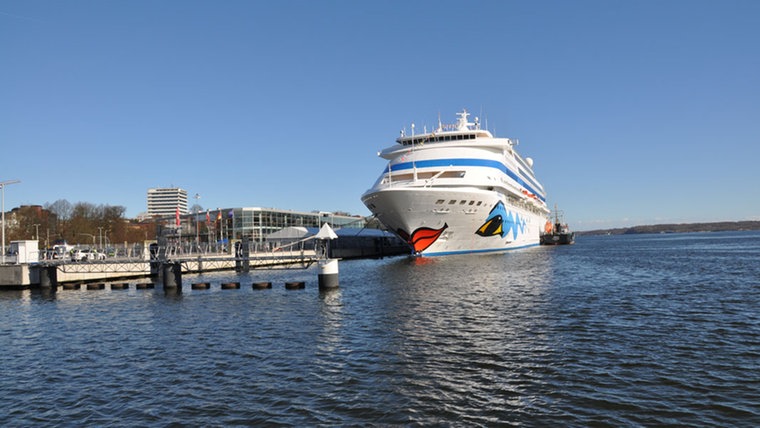 Die "AIDAcara" liegt am 4. April 2015 im Ostseehafen von Kiel und eröffnet damit die Kreuzfahrtsaison in der Landeshauptstadt. © NDR Fotograf: Anne Passow