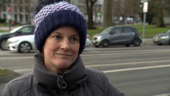 Eine Passantin wird auf der Straße interviewt. © NDR 