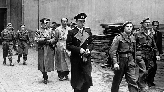 Albert Speer, Karl Dönitz und Alfred Jodl werden von britischen Soldaten festgenommen ©  picture-alliance/ dpa 