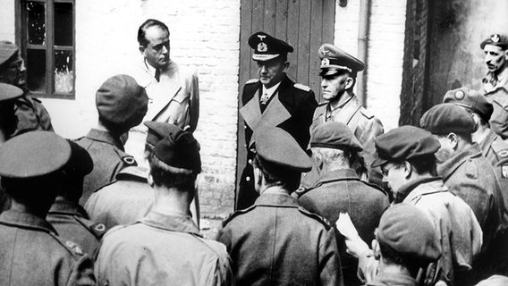 Albert Speer, Karl Dönitz und Alfred Jodl stehen vor vielen Kriegskorrespondenten ©  picture-alliance/ dpa 