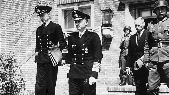 Der Großadmiral Karl Dönitz verkündet die Kapitulation ©  picture-alliance/ dpa 