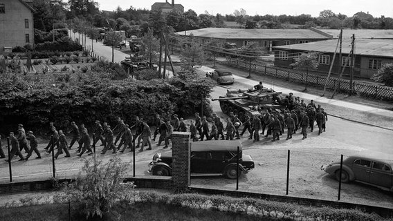 Britische Panzer und Soldaten belagern eine Straße in Flensburg ©  picture-alliance/ dpa Foto: Henry Griffin