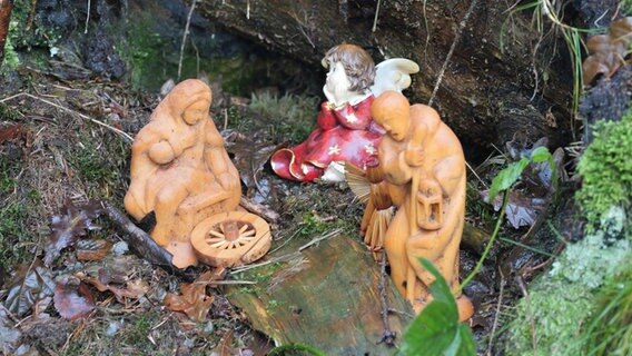 Drei Krippenfiguren stehen im Wald im Unterholz. © NDR Foto: Laura Albus