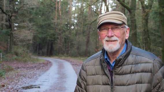 Ein Mann lächelt in die Kamera. © NDR Foto: Laura Albus