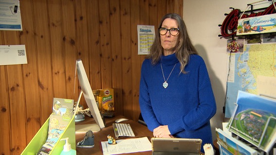 Kampingplatzinhaberin Daniela Krück steht am Empfang ihres Campngplatzen im Koog. © NDR 