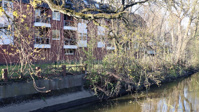 Ein Mehrfamilienhaus an einem Fluß in Elmshorn. © NDR Foto: Corinna Below