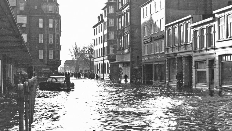 Eine historische Aufnahme der überschwemmten Innenstadt von Elmshorn aus dem Jahr 1962. © Stadtarchiv Elmshorn Foto: Ernst Gerhard Scholz