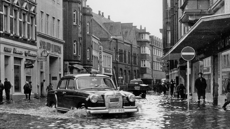 Eine historische Aufnahme der überschwemmten Innenstadt von Elmshorn aus dem Jahr 1962. © Stadtarchiv Elmshorn Foto: Ernst Gerhard Scholz