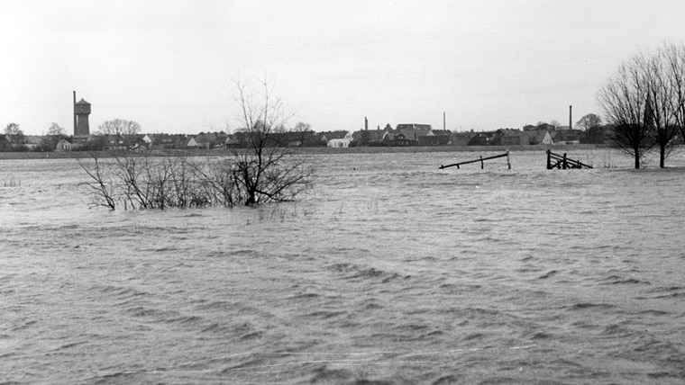 Eine historische Aufnahme der Krückau nach einer Sturmflut 1962. © Stadtarchiv Elmshorn