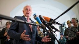 Wolfgang Kubicki, stellvertretender FDP-Bundesvorsitzender, äußert sich vor mehreren Mikrofonen vor der Presse. Wolfgang Kubicki, stellvertretender FDP-Bundesvorsitzender, äußert sich vor mehreren Mikrofonen vor der Presse. © dpa Foto: Bernd von Jutrczenka