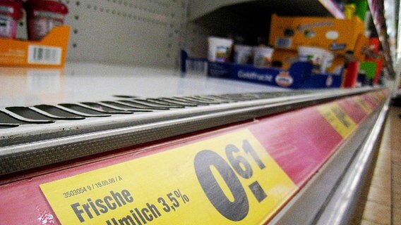 Im Kühlregal eines Lebensmitteldiscounters ist eine Lücke zu sehen. © dpa / Alexander Becher Foto: Alexander Becher